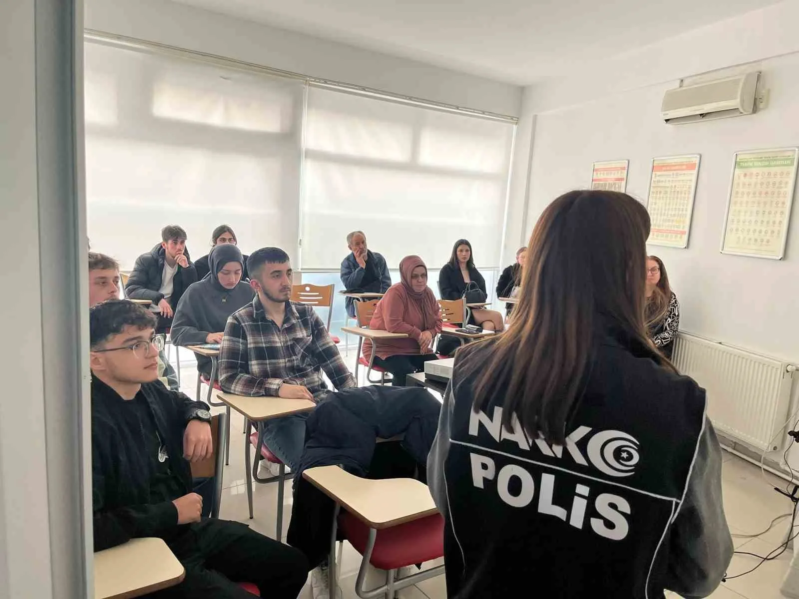 Sinop'ta polis ekipleri, sürücü kursu öğrencilerine narkotik eğitimi verdi. Gençlerin