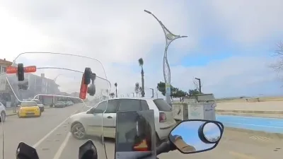 Sakarya'nın Karasu ilçesinde park yerinden çıkan otomobile çarpan motosiklet, maddi