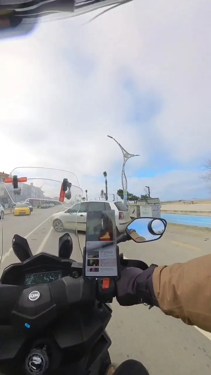 Sakarya'nın Karasu ilçesinde park yerinden çıkan otomobile çarpan motosiklet, maddi