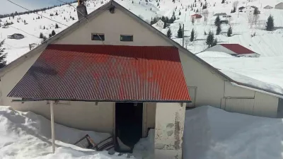 Sis Dağı Yaylası'nda çığ felaketi sonrası evleri zarar gören yaylacılar,
