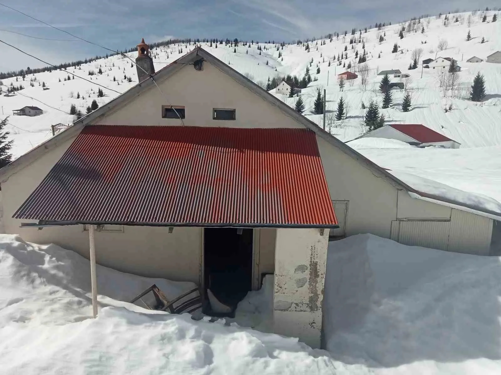 Sis Dağı Yaylası'nda çığ felaketi sonrası evleri zarar gören yaylacılar,