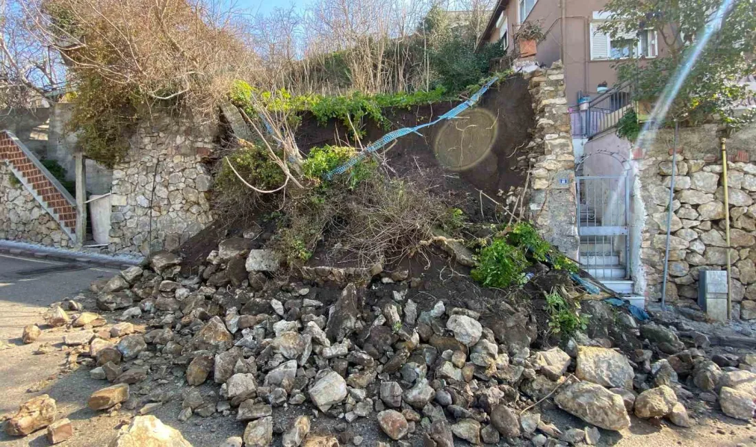 Kocaeli İzmit'te bir mahalledeki istinat duvarının çökmesi sonucunda 2 katlı