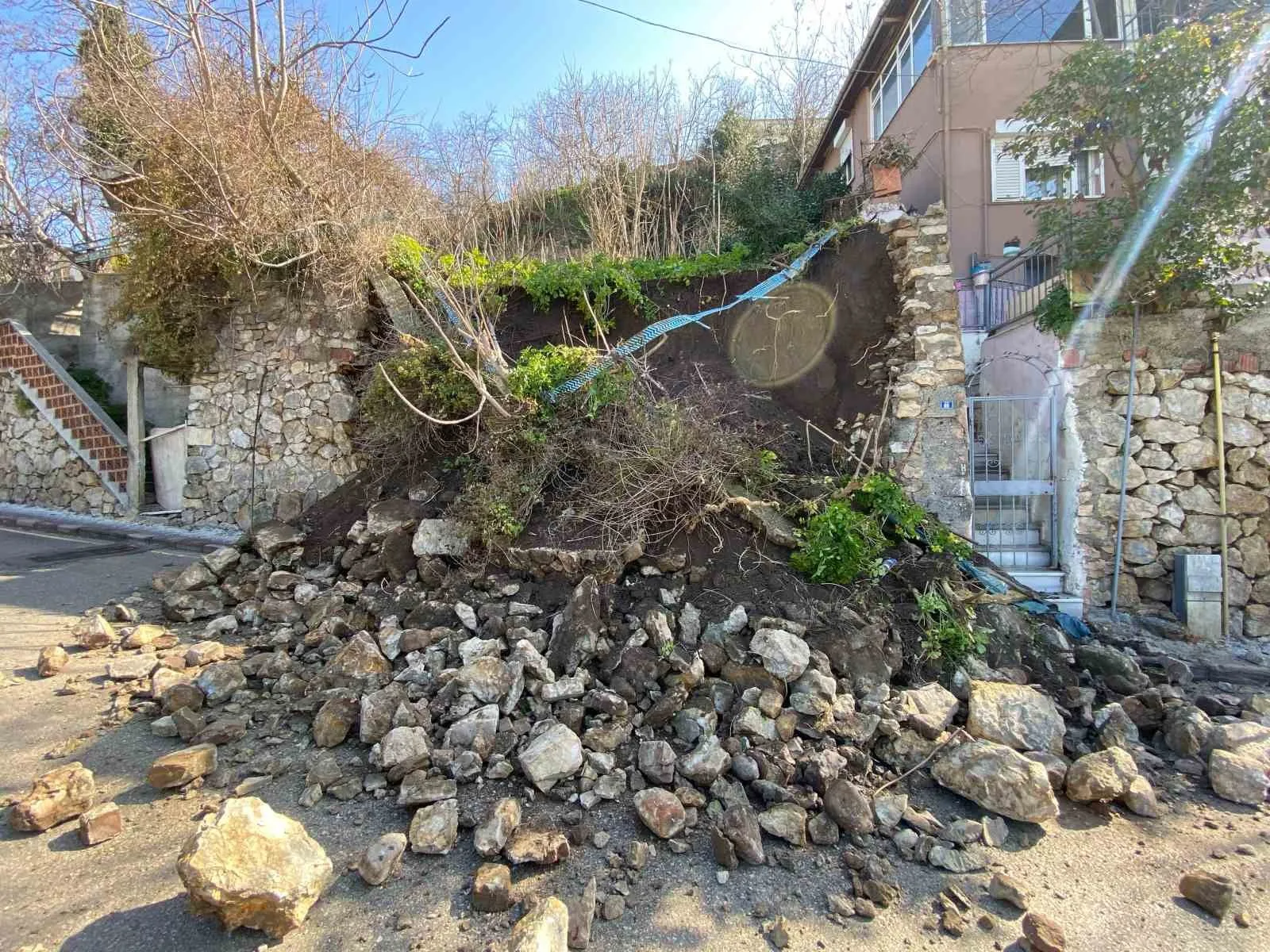 Kocaeli İzmit'te bir mahalledeki istinat duvarının çökmesi sonucunda 2 katlı