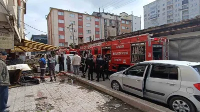 Sivas'taki bir ev eşyası mağazasında çıkan yangın kısa sürede kontrol