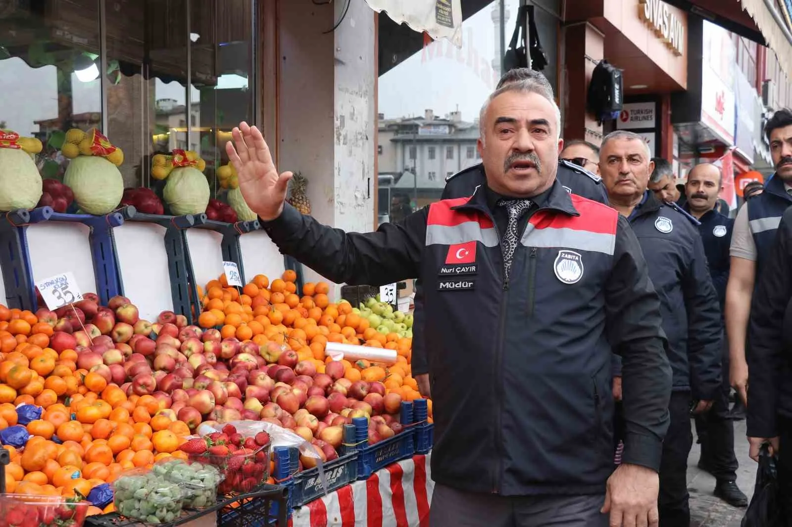 Sivas Belediyesi Zabıta Müdürlüğü, kaldırım işgali yapan işletmelere toplamda 1