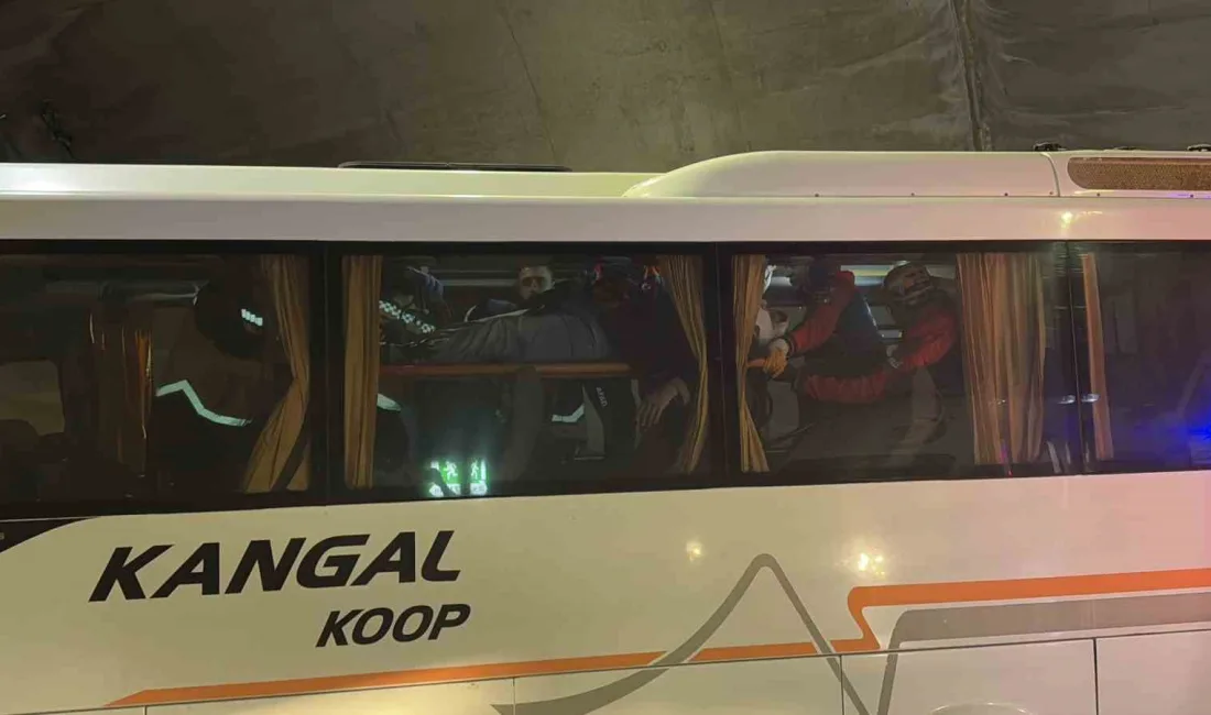 Sivas-Malatya Karayolu Yağdonduran tünelinde meydana gelen trafik kazasında yolcu midibüsü