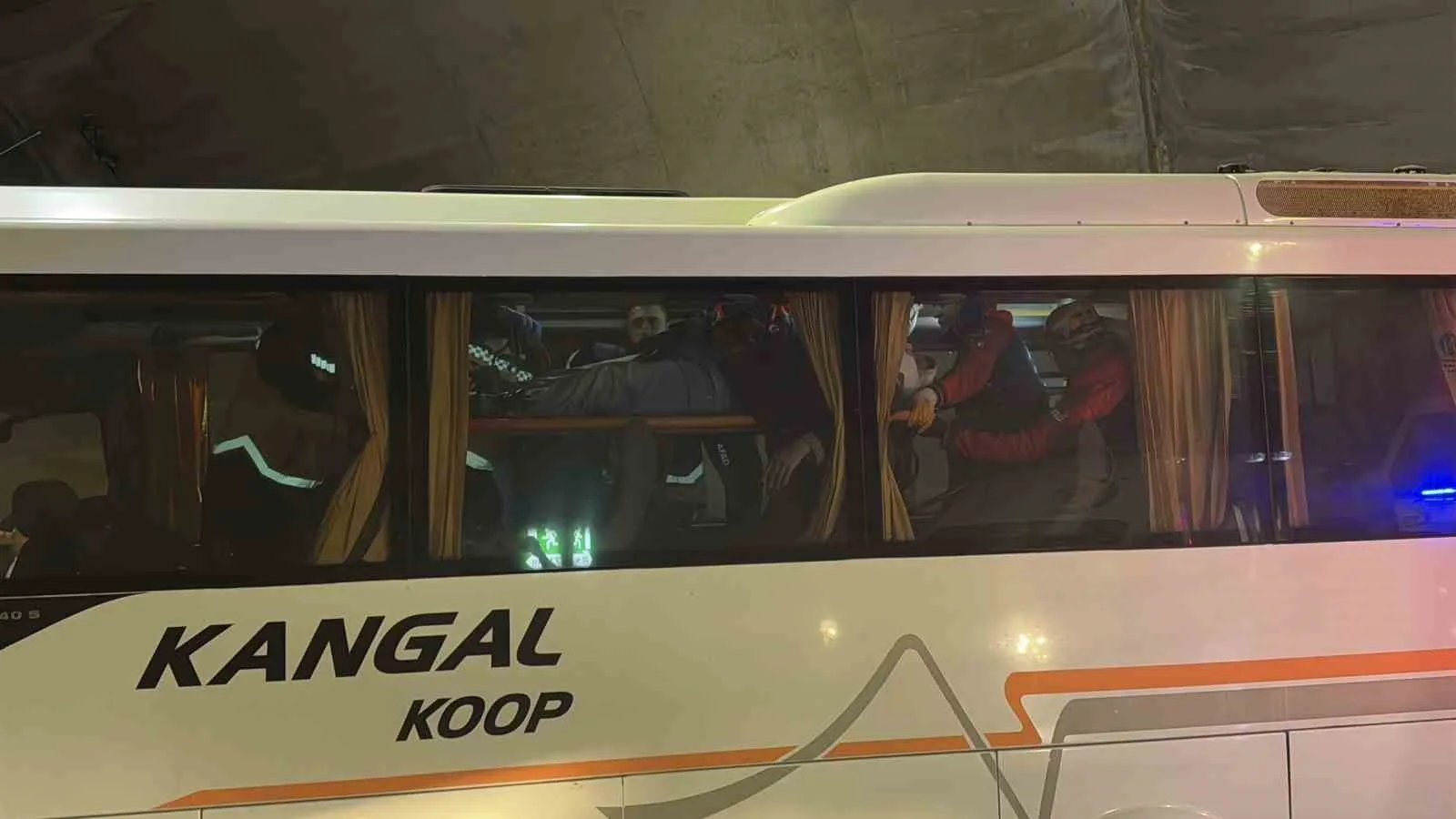 Sivas-Malatya Karayolu Yağdonduran tünelinde meydana gelen trafik kazasında yolcu midibüsü