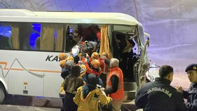 Sivas-Malatya Karayolu'nda Yağdonduran Tüneli'nde yolcu midibüsü ile tırın karıştığı kazada