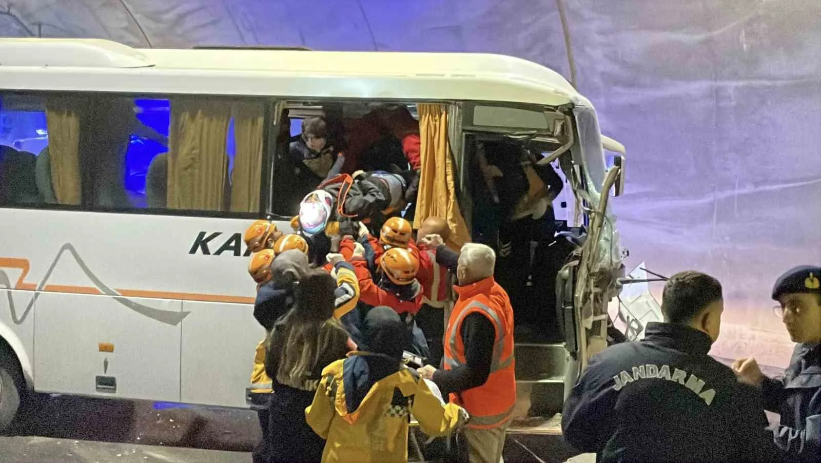 Sivas-Malatya Karayolu'nda Yağdonduran Tüneli'nde yolcu midibüsü ile tırın karıştığı kazada