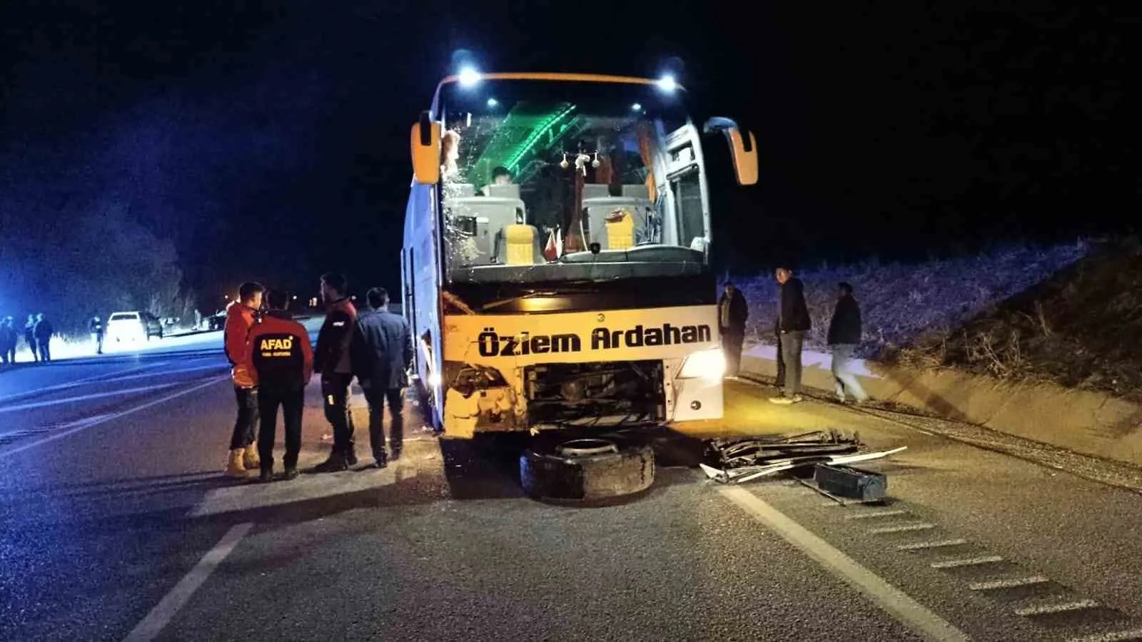 Sivas'ın Suşehri ilçesinde R.P. yönetimindeki otobüs ile S.S. yönetimindeki otomobil