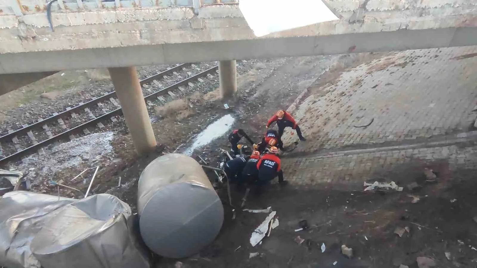 Sivas'ta sürücüsü Fatih Bayırlı olan süt yüklü tırın devrilmesi sonucu