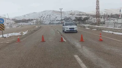 Sivas'ta kar yağışı ve fırtına nedeniyle ulaşımda aksamalar yaşanıyor. Kayseri-Malatya