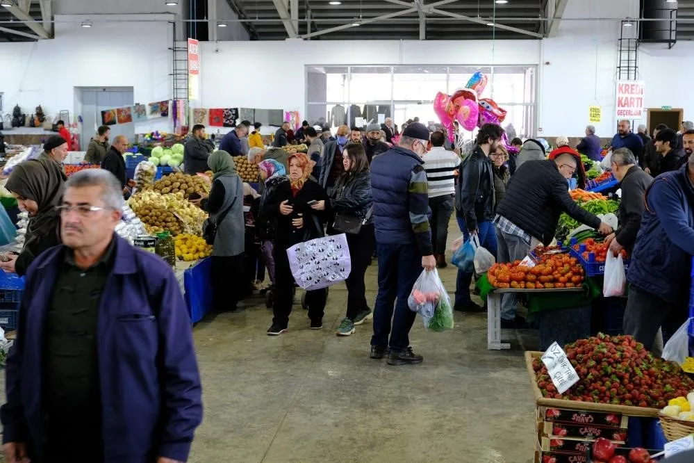 TÜFE yıllık yüzde 39,05'e gerilerken aylık yüzde 2,27 arttı. Giyim