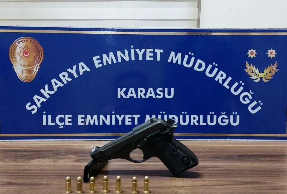 Sakarya Karasu'da polis ekipleri tarafından şüpheli davranışlar sergileyen K.H.E. isimli