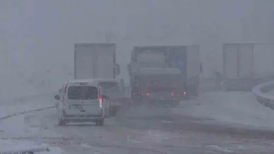 Bayburt'ta Kop Dağı Geçidi'nde etkili olan kar yağışı, sürücülere zor