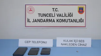 Tunceli'de sürücü belgesi sınavındaki kopya düzeni jandarma tarafından deşifre edildi.