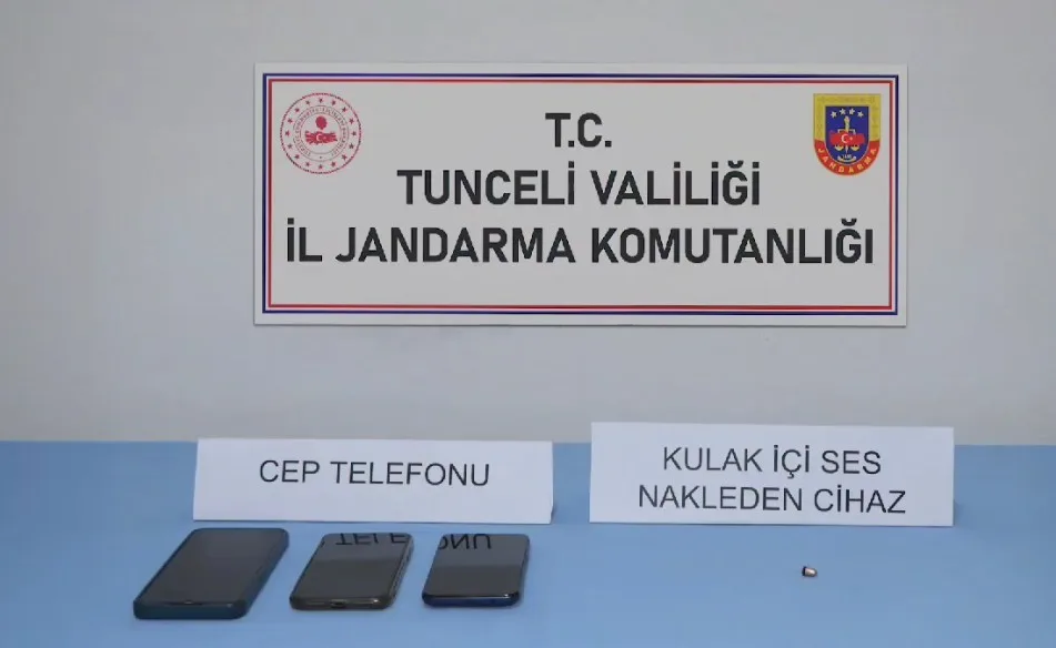 Tunceli'de sürücü belgesi sınavındaki kopya düzeni jandarma tarafından deşifre edildi.