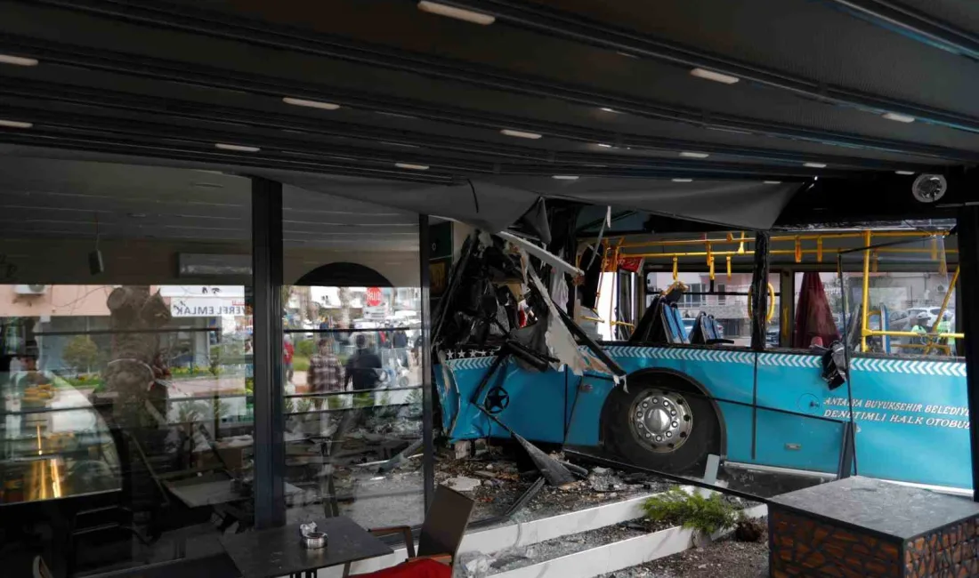 Antalya'da halk otobüsü sürücüsünün direksiyon başında fenalaşması sonucu 2 kişiyle