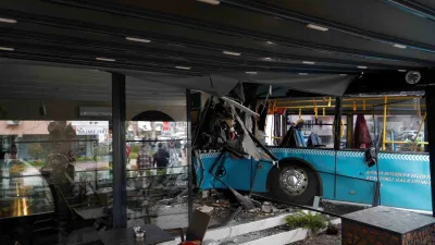 Antalya'da halk otobüsü sürücüsünün direksiyon başında fenalaşması sonucu 2 kişiyle