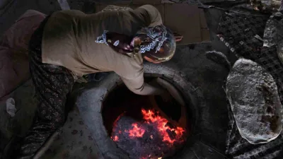 Doğu Anadolu'nun vazgeçilmezi tandır ekmeği, kadın ustalar tarafından Ramazan sofralarına