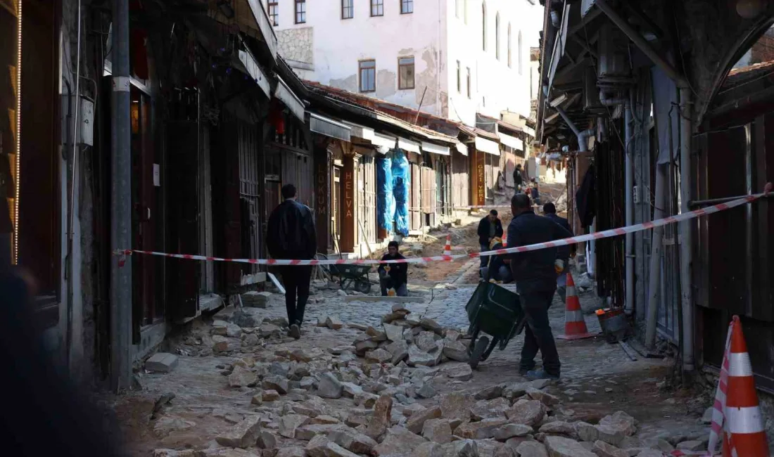 Safranbolu'nun tarihi arnavut kaldırımları, restorasyon çalışmaları sayesinde eski ihtişamına kavuşturuluyor.