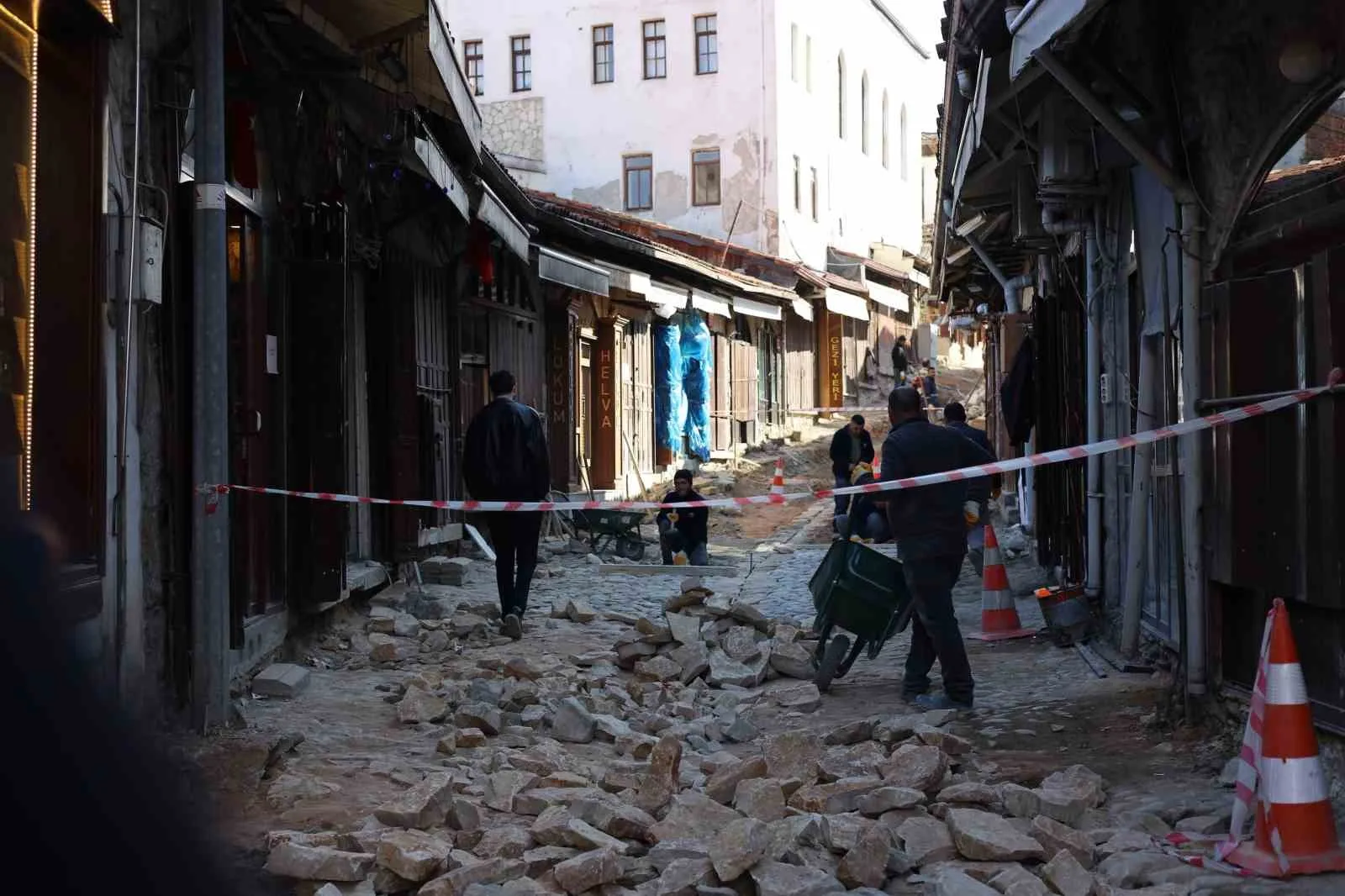 Safranbolu'nun tarihi arnavut kaldırımları, restorasyon çalışmaları sayesinde eski ihtişamına kavuşturuluyor.