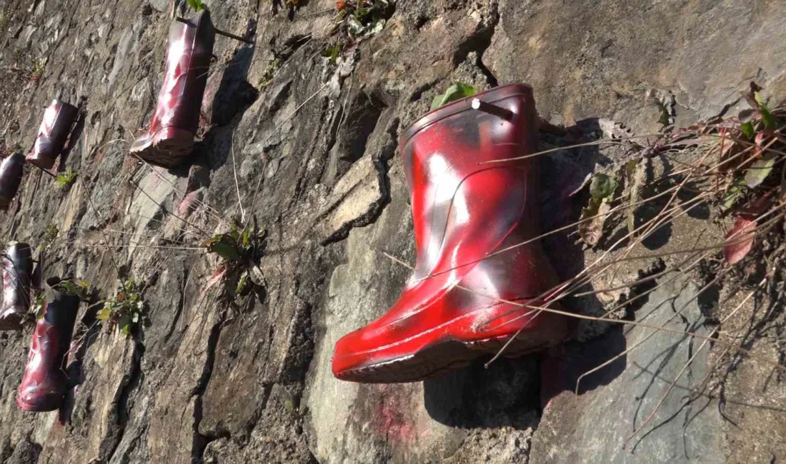 Rize'de yaşayan Ali İhsan Solak, evinin karşısındaki taş duvarı çizmelerle