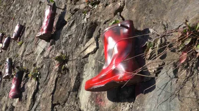 Rize'de yaşayan Ali İhsan Solak, evinin karşısındaki taş duvarı çizmelerle