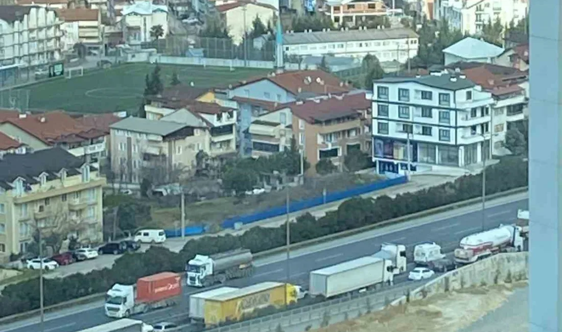 Kocaeli'de ağır yüklü saç rulosu taşıyan tırın dorsesi yolda ikiye