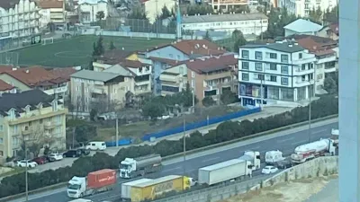 Kocaeli'de ağır yüklü saç rulosu taşıyan tırın dorsesi yolda ikiye