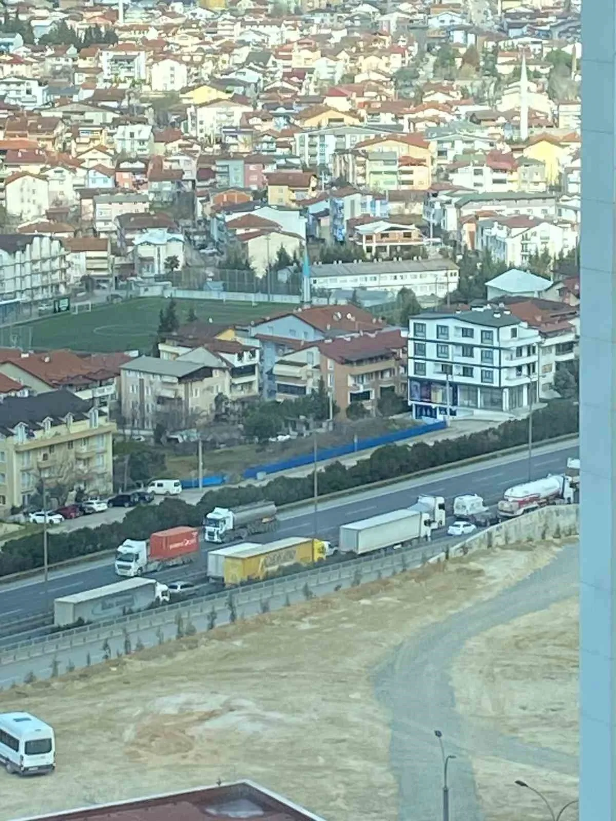 Kocaeli'de ağır yüklü saç rulosu taşıyan tırın dorsesi yolda ikiye