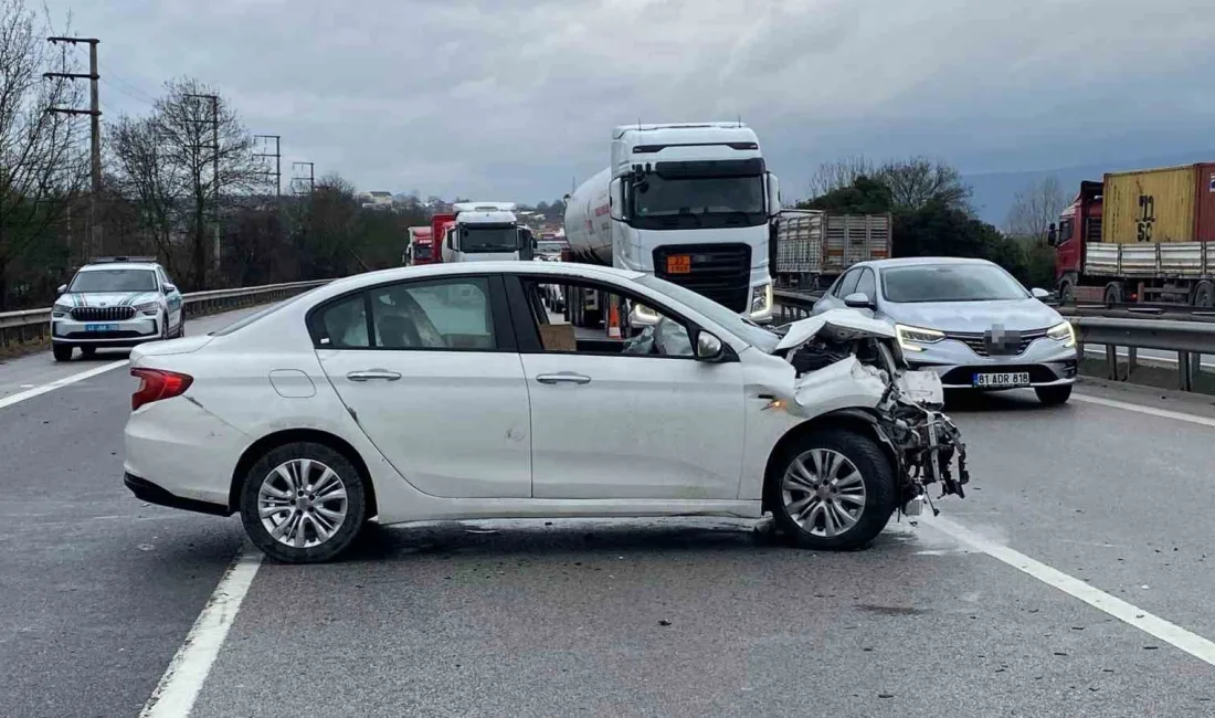 TEM Otoyolu'nda tıra arkadan çarpan Fiat'ın sürücüsü yaralandı. Kaza, İstanbul