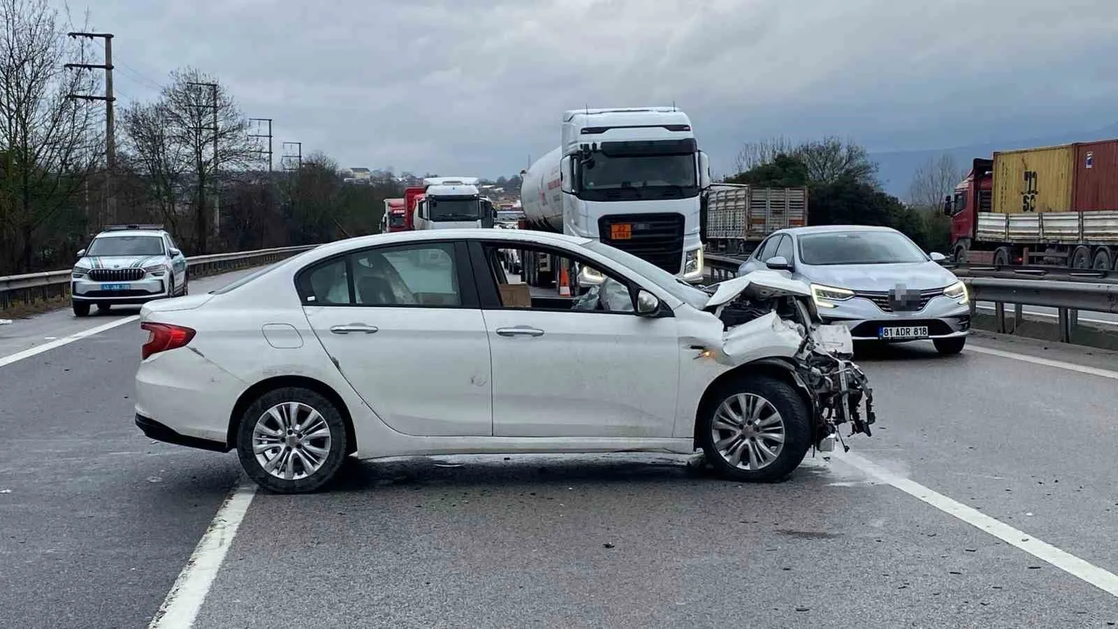 TEM Otoyolu'nda tıra arkadan çarpan Fiat'ın sürücüsü yaralandı. Kaza, İstanbul