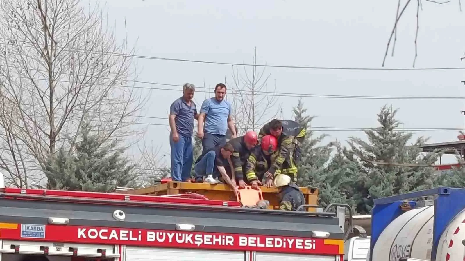 Körfez ilçesindeki tır kazasında A.P., tankerin içine düşerek ağır yaralandı.