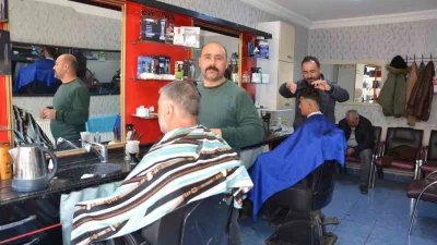 Erzincan’ın Tercan ilçesinde bayram öncesi kuaför ve berberlerde büyük yoğunluk