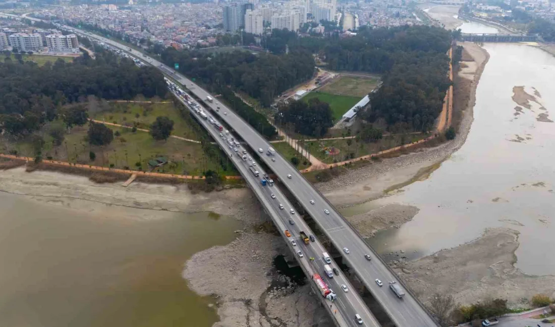 Adana'da TAG Otoyolu'nda meydana gelen tır kazası sonucu trafik kilitlendi.