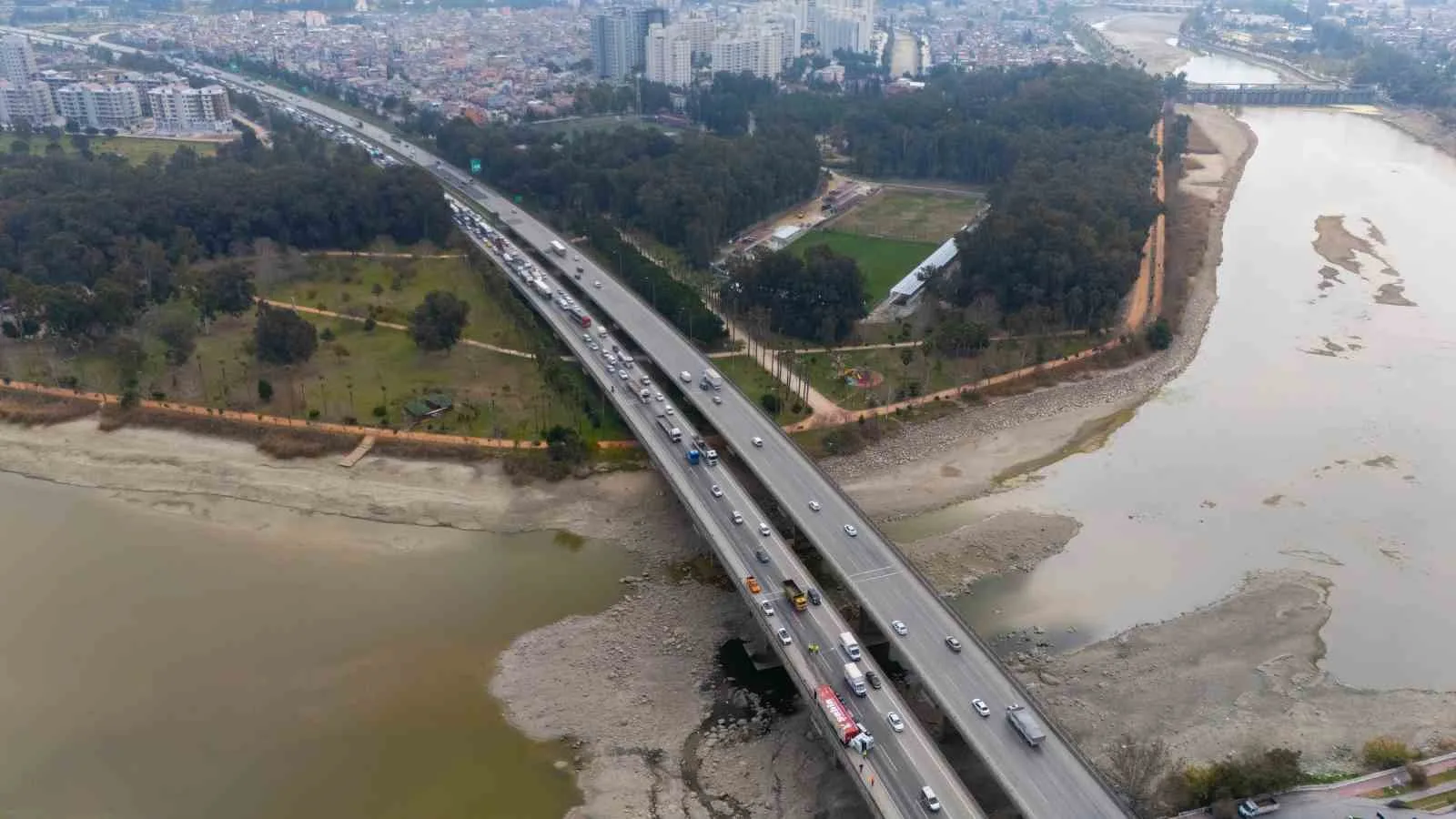 Adana'da TAG Otoyolu'nda meydana gelen tır kazası sonucu trafik kilitlendi.