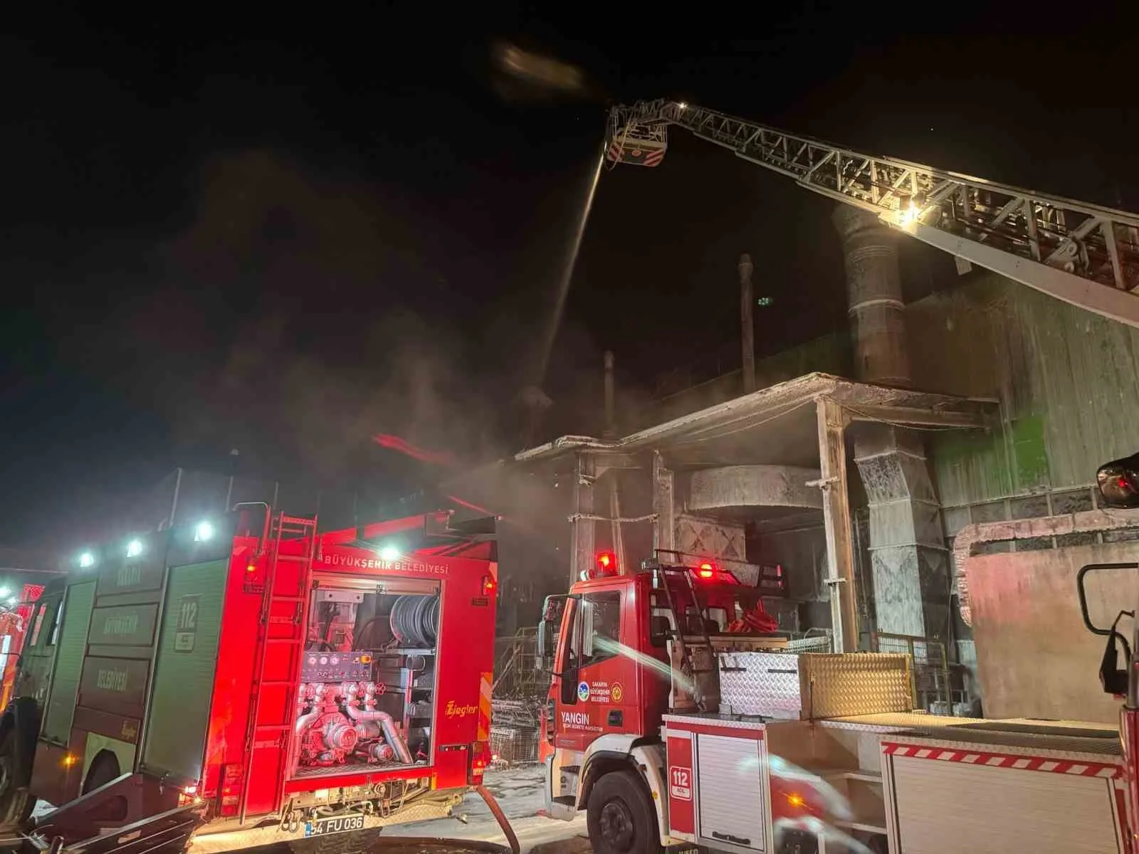 Sakarya'nın Arifiye ilçesinde bulunan Tırsan Fabrikası'nda çıkan yangın, 7 araç