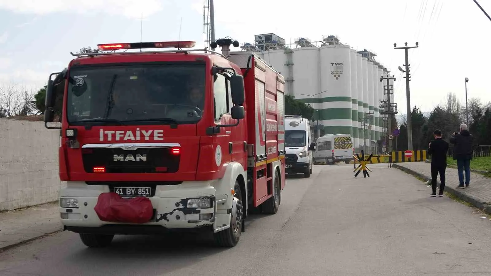 Kocaeli'deki Toprak Mahsulleri Ofisi silolarında çıkan yangın, çalışanlar tarafından kontrol