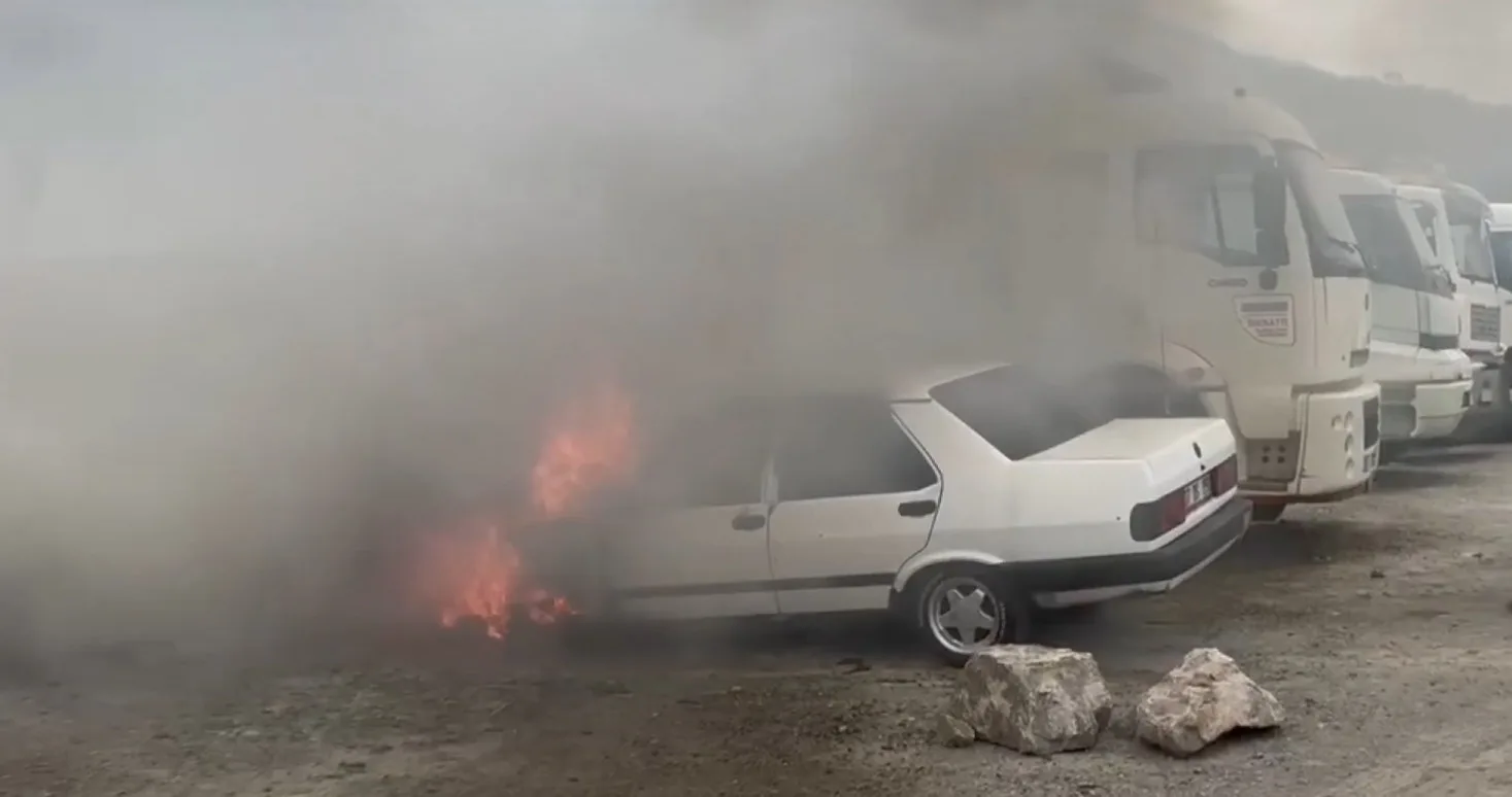 Çatalzeytin ilçesinde park halindeki Tofaş-Fiat araçta çıkan yangın, itfaiye ekipleri