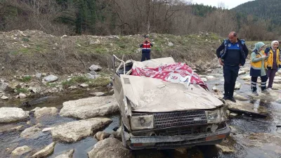 Kastamonu'nun Azdavay ilçesinde Tofaş marka otomobilin çaya uçması sonucu sürücü