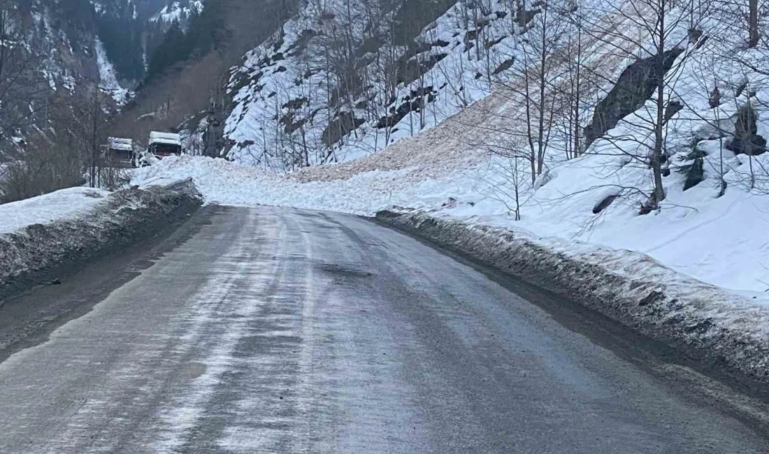 Trabzon-Bayburt karayolunda Tilkibeli mevkiinde çığ meydana geldi. Yol, kar temizlendikten