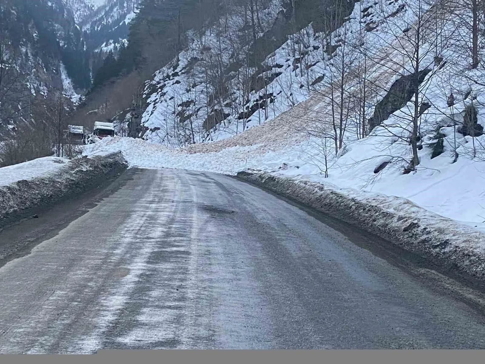 Trabzon-Bayburt karayolunda Tilkibeli mevkiinde çığ meydana geldi. Yol, kar temizlendikten