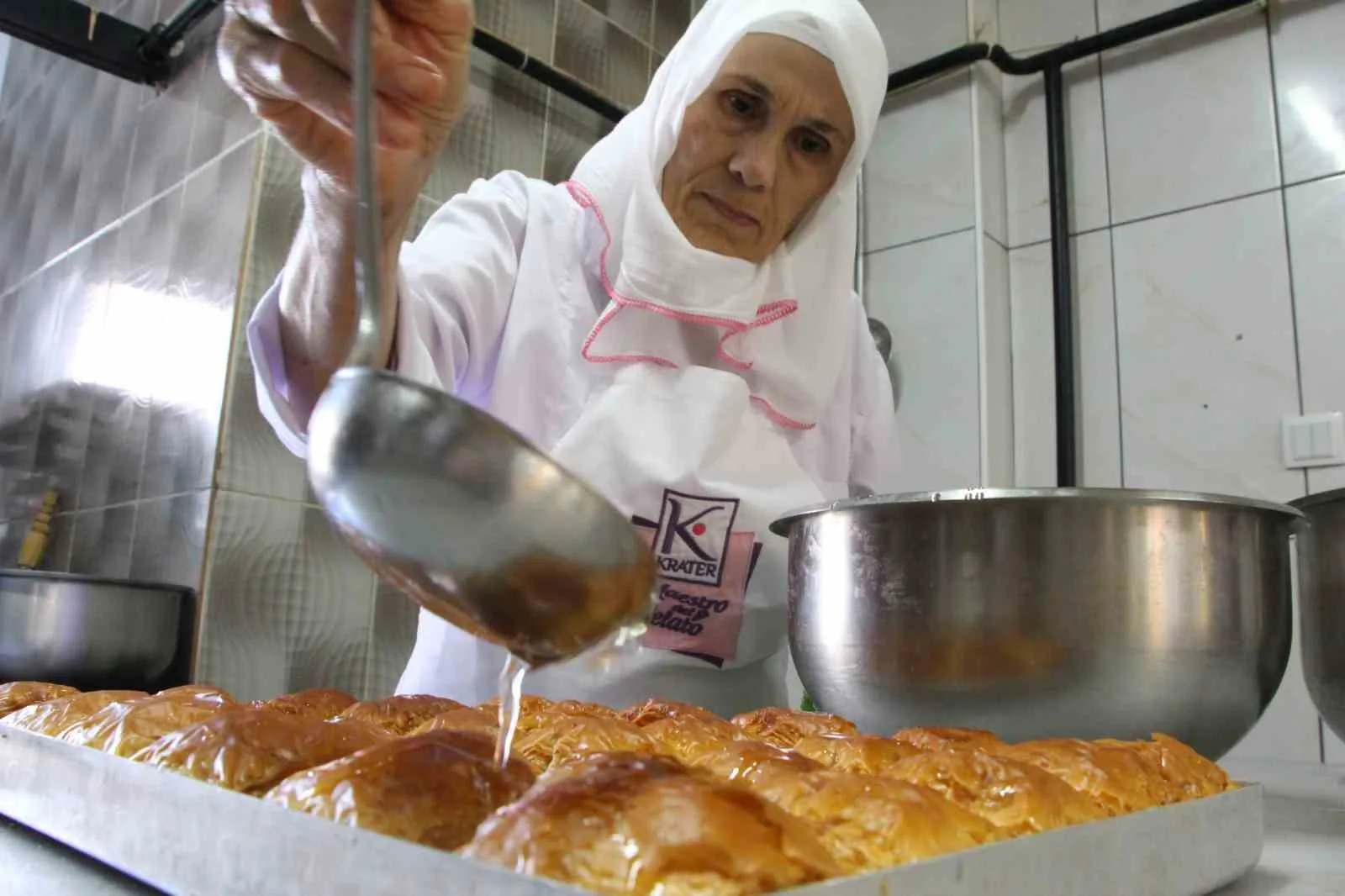Trabzon'da Ramazan Bayramı'na sayılı günler kala, bölgenin tescilli tatlıları Laz