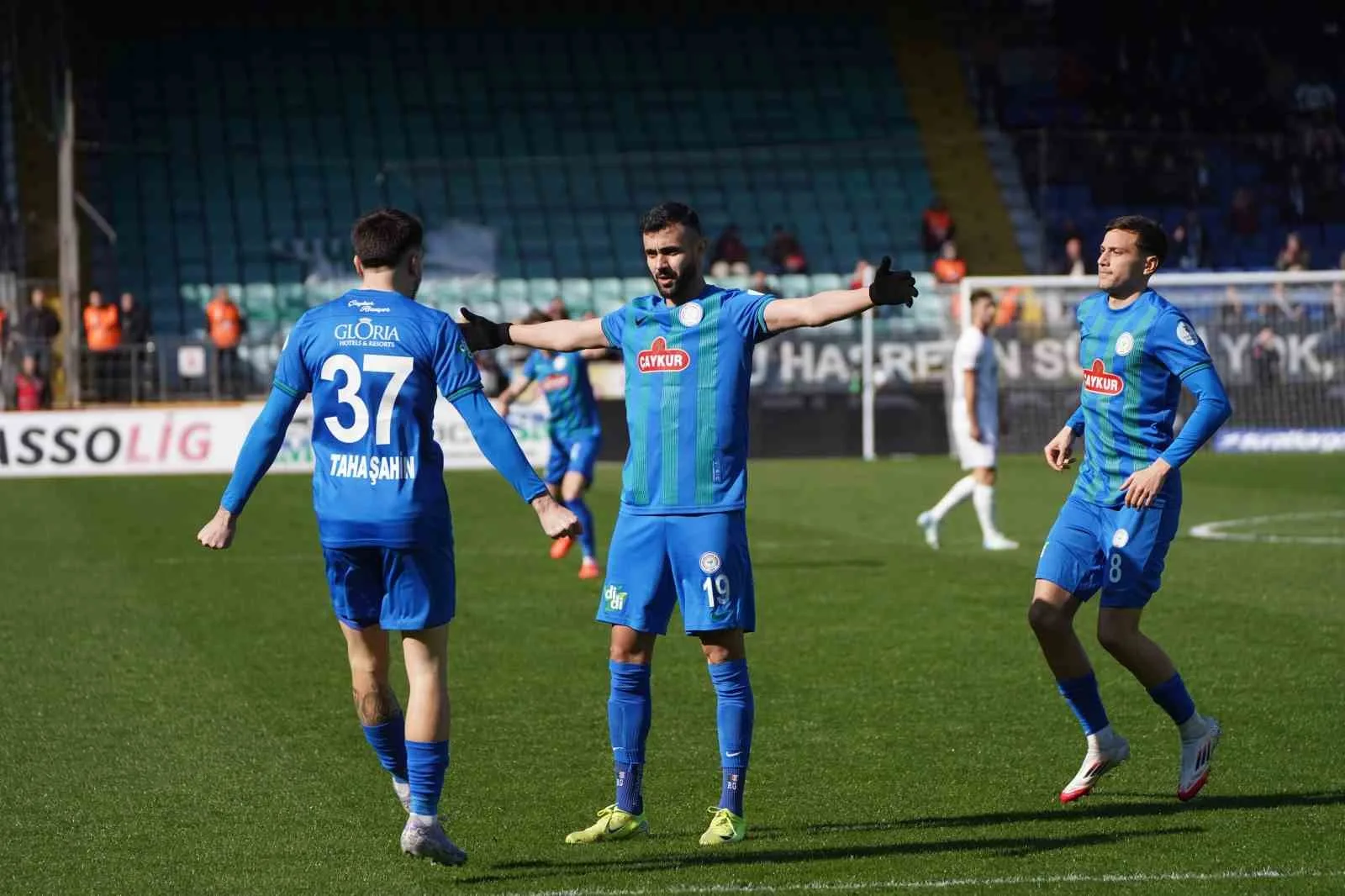 Çaykur Rizespor, Alanyaspor'u 3-1 mağlup ederek galibiyetle ayrıldı. Ghezzal, Sowe