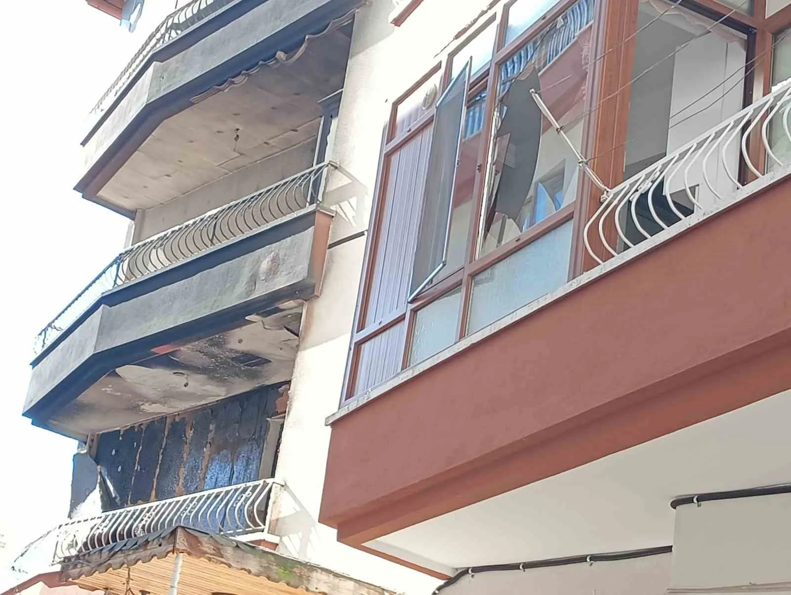 Ankara Keçiören'de mutfak tüpünün patlaması sonucu çıkan yangın evi kullanılamaz