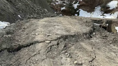 Sinop'un Türkeli ilçesine bağlı Sarmaşık köyünde meydana gelen heyelan sonucu