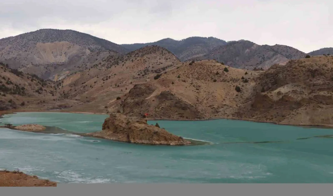 Erzurum'un Oltu ilçesinde bulunan Turkuaz Göleti, turkuaz rengiyle benzersiz bir