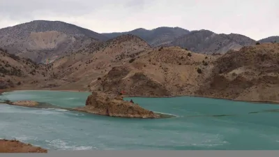 Erzurum'un Oltu ilçesinde bulunan Turkuaz Göleti, turkuaz rengiyle benzersiz bir