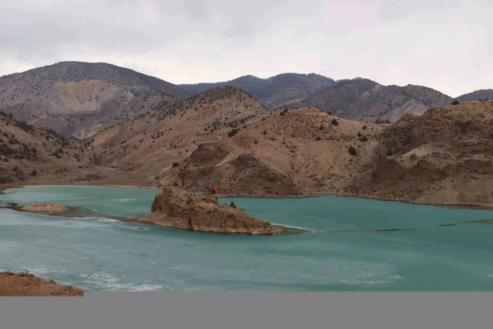 Erzurum'un Oltu ilçesinde bulunan Turkuaz Göleti, turkuaz rengiyle benzersiz bir